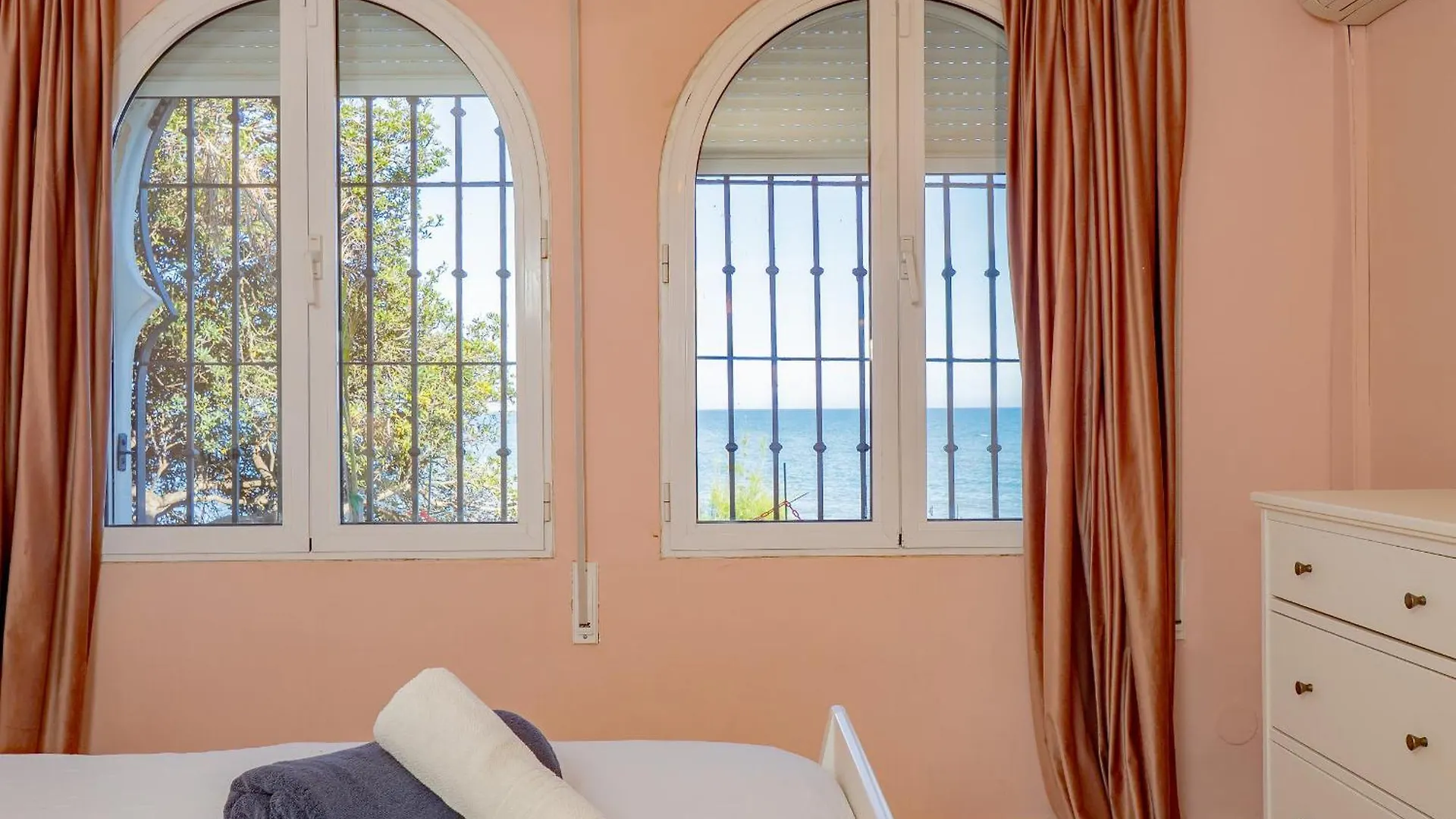 Cubo'S Beachfront Villa Khayyam El Faro إسبانيا