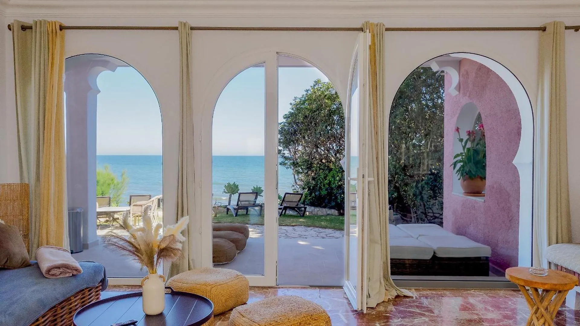 Cubo'S Beachfront Villa Khayyam El Faro
