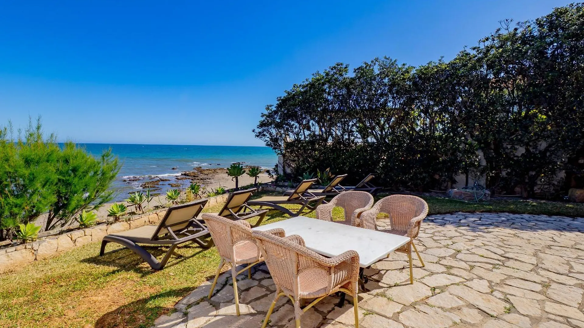 Cubo'S Beachfront Villa Khayyam El Faro