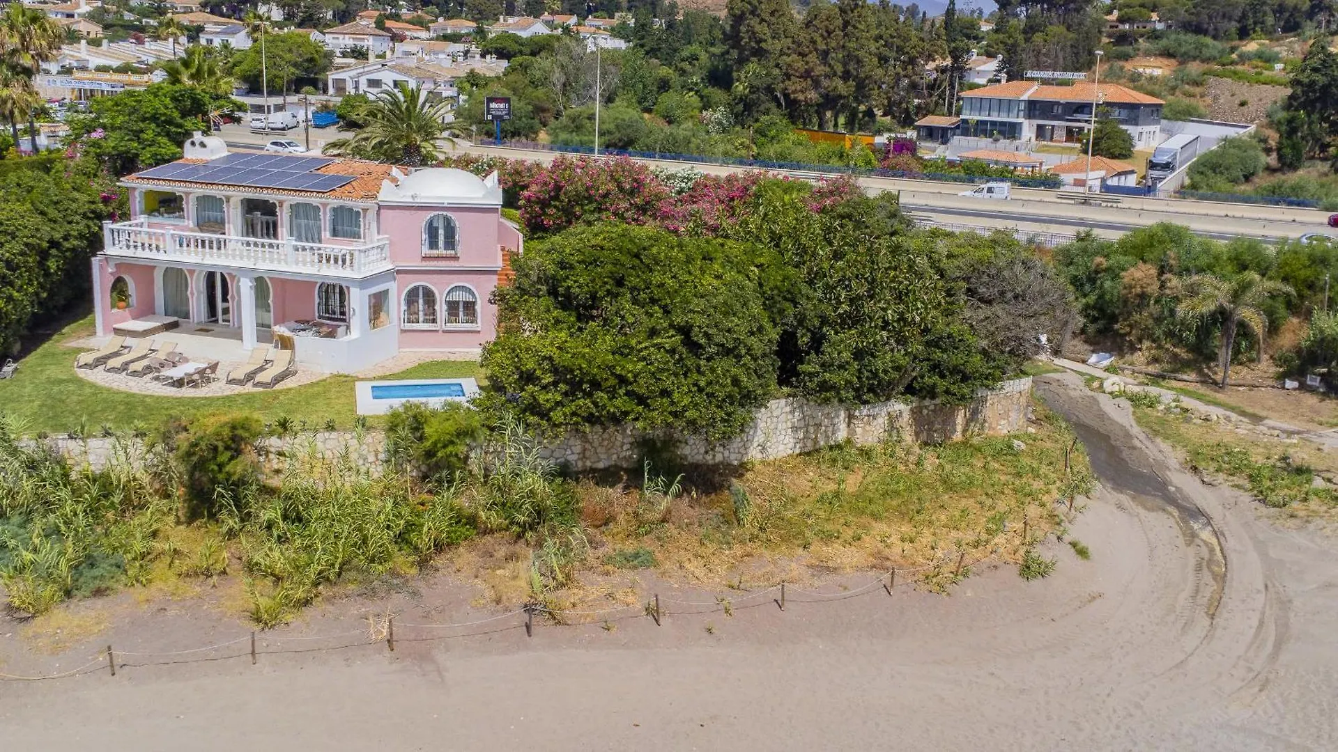 Cubo'S Beachfront Villa Khayyam El Faro