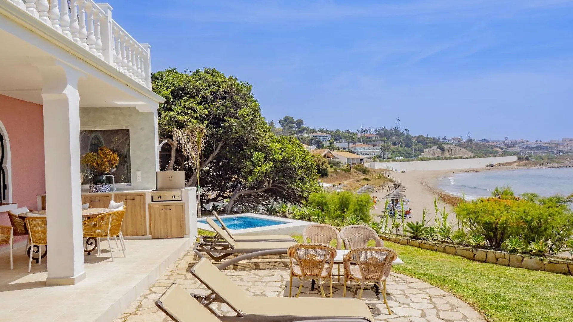 Cubo'S Beachfront Villa Khayyam El Faro